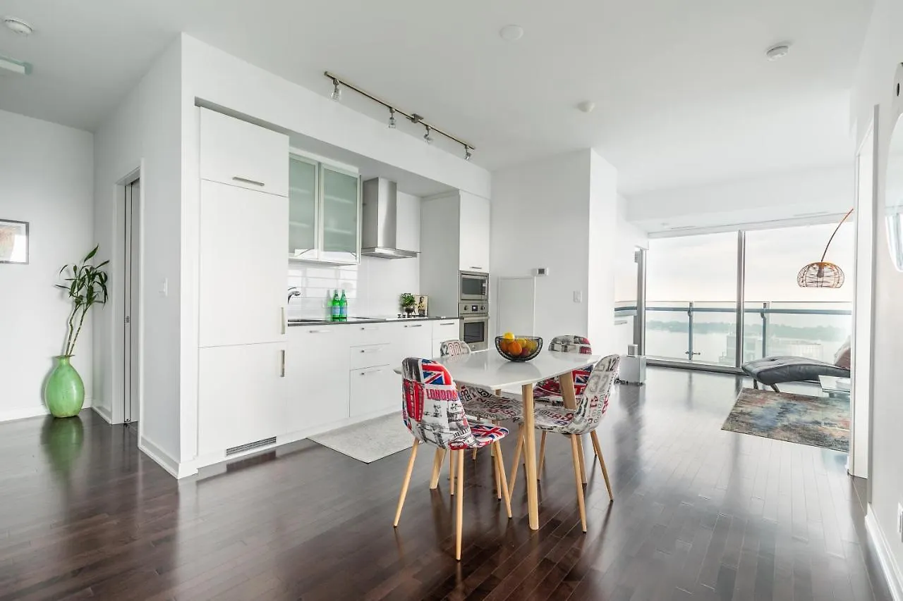 Executive Corner Suite With Panoramic View Toronto Canada